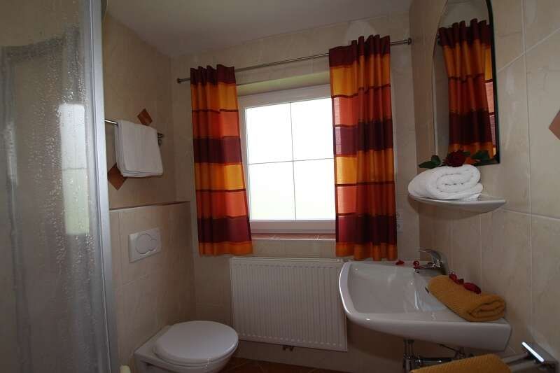 Zimmer 1 mit Bad im Haus Gugglberger