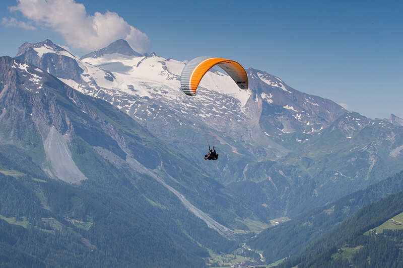 Paragleiten mit Ausicht auf den Hintertuxer Gletscher