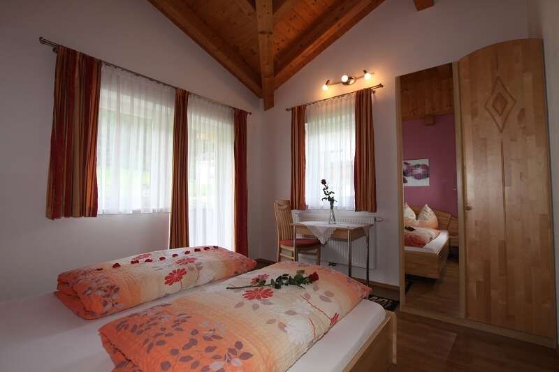 Doppelbett im Appartement in Haus Gugglberger im Zillertal