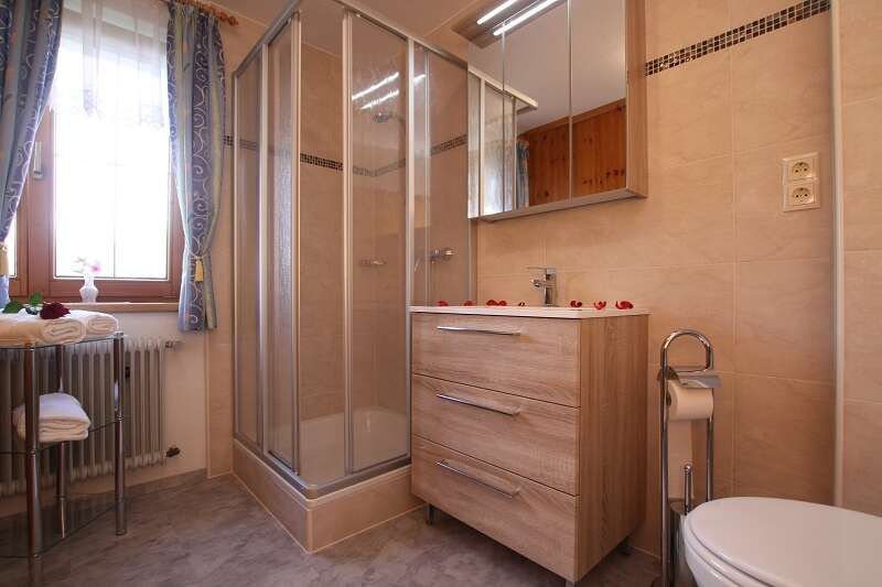 Zimmer 4 mit Dusche und WC im Haus Gugglberger
